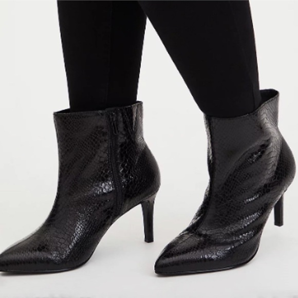 NWT Torrid Pointed Toe Snakeskin Heeled Booties in Black - Picture 1 of 8